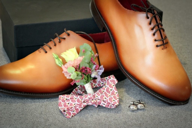 accessoire du marié ; chaussure, nœud papillon, bouton de manchette, boutonnière