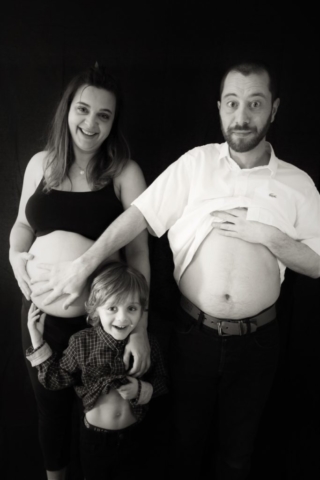 Photo Christelle & Famille (maman enceinte, tout le monde montre son ventre, petit bidou!)