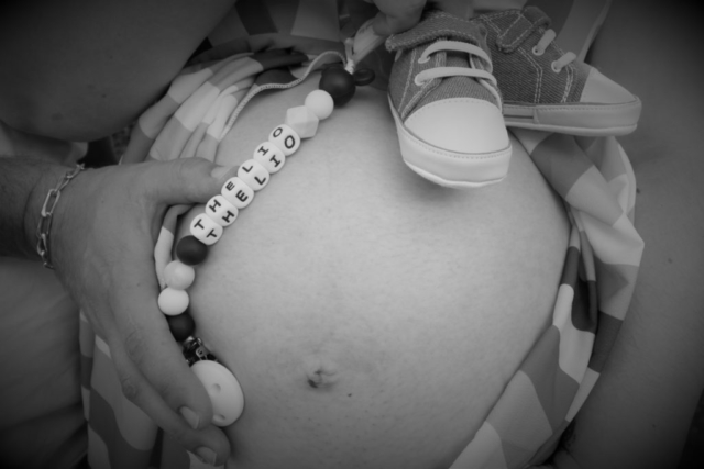 Accessoire bébé sur le ventre de maman, attache sucette, petite basket